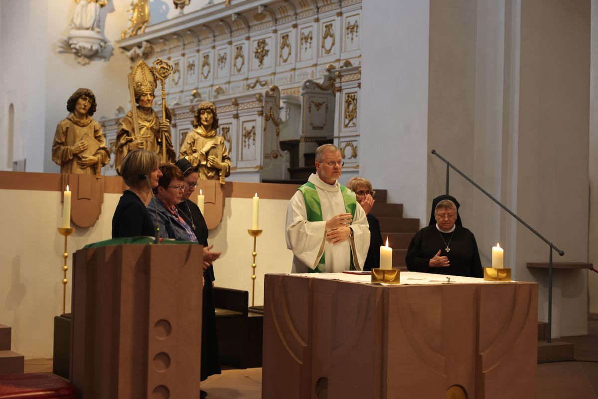 Unter anderem mit einer Wort-Gottes-Feier im Neumünster und einem Empfang im Burkardushaus hat die Berufsgruppe der Gemeindereferentinnen und -referenten am Freitag, 14. Juni, ihr 75. Jubiläum gefeiert. Unter anderem mit einer Wort-Gottes-Feier im Neumünster und einem Empfang im Burkardushaus hat die Berufsgruppe der Gemeindereferentinnen und -referenten am Freitag, 14. Juni, ihr 75. Jubiläum gefeiert.