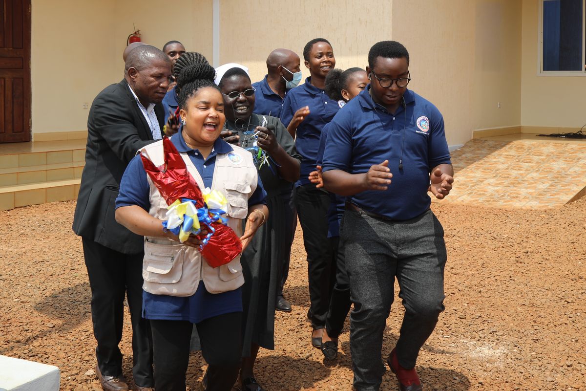 Die Mitarbeiter von "Radio Hekima" überreichen Bischof Dr. Franz Jung ein Geschenk.