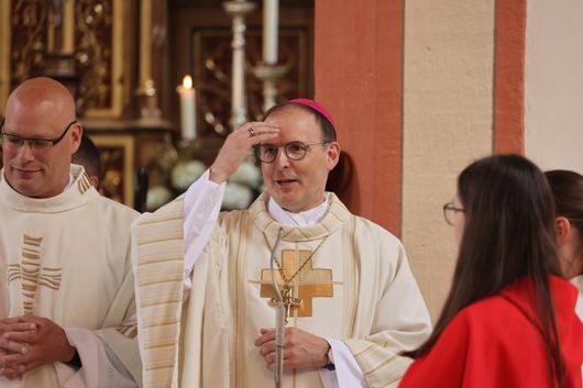Weihbischof Paul Reder hat am Donnerstag, 16. Mai, auf den Tag genau eine Woche nach seiner Bischofsweihe, zum ersten Mal eine Firmung gehalten.  25 Jungen und Mädchen spendete er in Hofheim das Sakrament. Weihbischof Paul Reder hat am Donnerstag, 16. Mai, auf den Tag genau eine Woche nach seiner Bischofsweihe, zum ersten Mal eine Firmung gehalten.  25 Jungen und Mädchen spendete er in Hofheim das Sakrament.