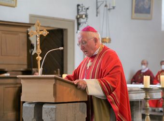Weihbischof Ulrich Boom feierte am Donnerstagabend ein Pontifikalamt in der Pfarrkirche Sankt Michael in Zeil am Main.