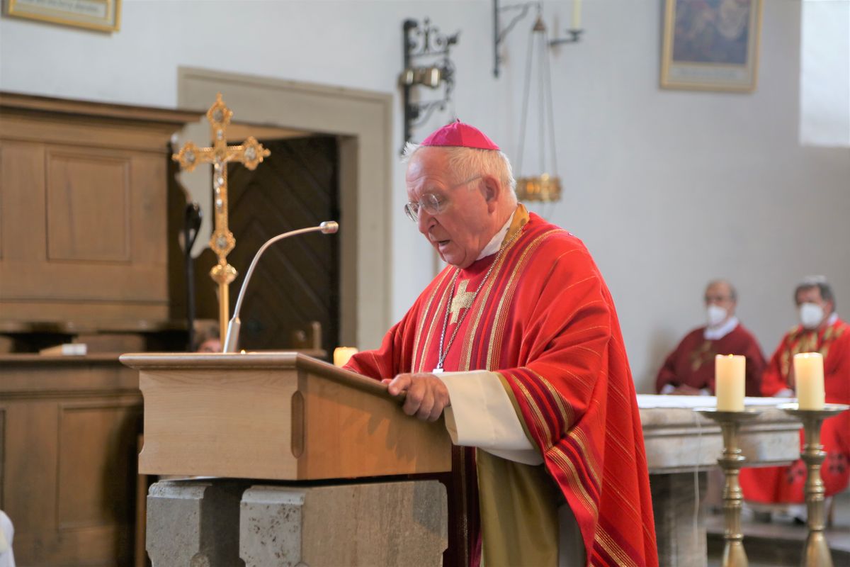 Weihbischof Ulrich Boom feierte am Donnerstagabend ein Pontifikalamt in der Pfarrkirche Sankt Michael in Zeil am Main.