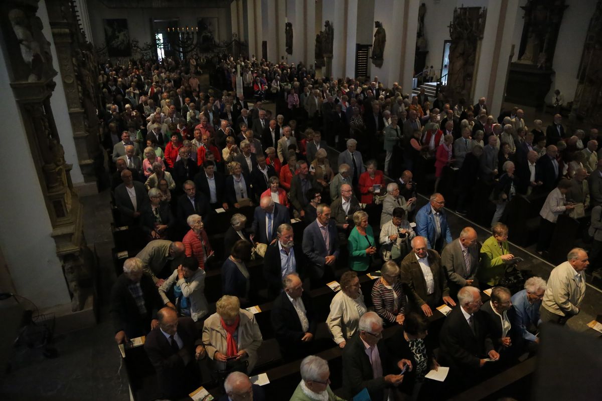 Weihbischof em. Ulrich Boom hat am Freitagnachmittag, 5. Juli, mit rund 400 Ehepaaren im Kiliansdom deren goldenes oder diamantenes Jubiläum gefeiert.