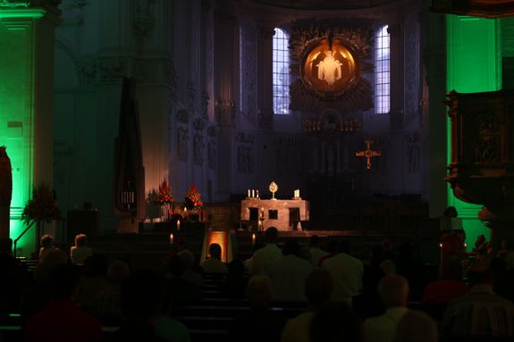 Die "Nacht der Hoffnung" am Samstagabend, 13. Juli, der Kiliani-Wallfahrtswoche lud zu Besinnung, Gebet und Kraftschöpfen in den Kiliansdom ein. Viele Passanten nutzten das Angebot, das um Mitternacht endete.