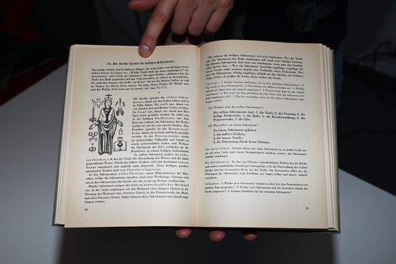 Katechismen in der Diözesanbibliothek: ein Blick in den 1955 erschienenen „Katholischen Katechismus der Bistümer Deutschlands“. Katechismen in der Diözesanbibliothek: ein Blick in den 1955 erschienenen „Katholischen Katechismus der Bistümer Deutschlands“.
