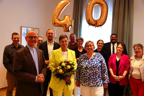 Für 40 Jahre im Dienst des Bistums Würzburg ist Bettina Endres, Sekretärin im Bischofshaus (mit Blumen in der Hand) am Montag, 16. September geehrt worden. Zu den Gratulanten zählten (vordere Reihe von links) Bischof Dr. Franz Jung, Kilian Martin, per Für 40 Jahre im Dienst des Bistums Würzburg ist Bettina Endres, Sekretärin im Bischofshaus (mit Blumen in der Hand) am Montag, 16. September geehrt worden. Zu den Gratulanten zählten (vordere Reihe von links) Bischof Dr. Franz Jung, Kilian Martin, persönlicher Referent des Bischofs, und Dorothea Weitz, Vorsitzende der Mitarbeitervertretung (MAV).