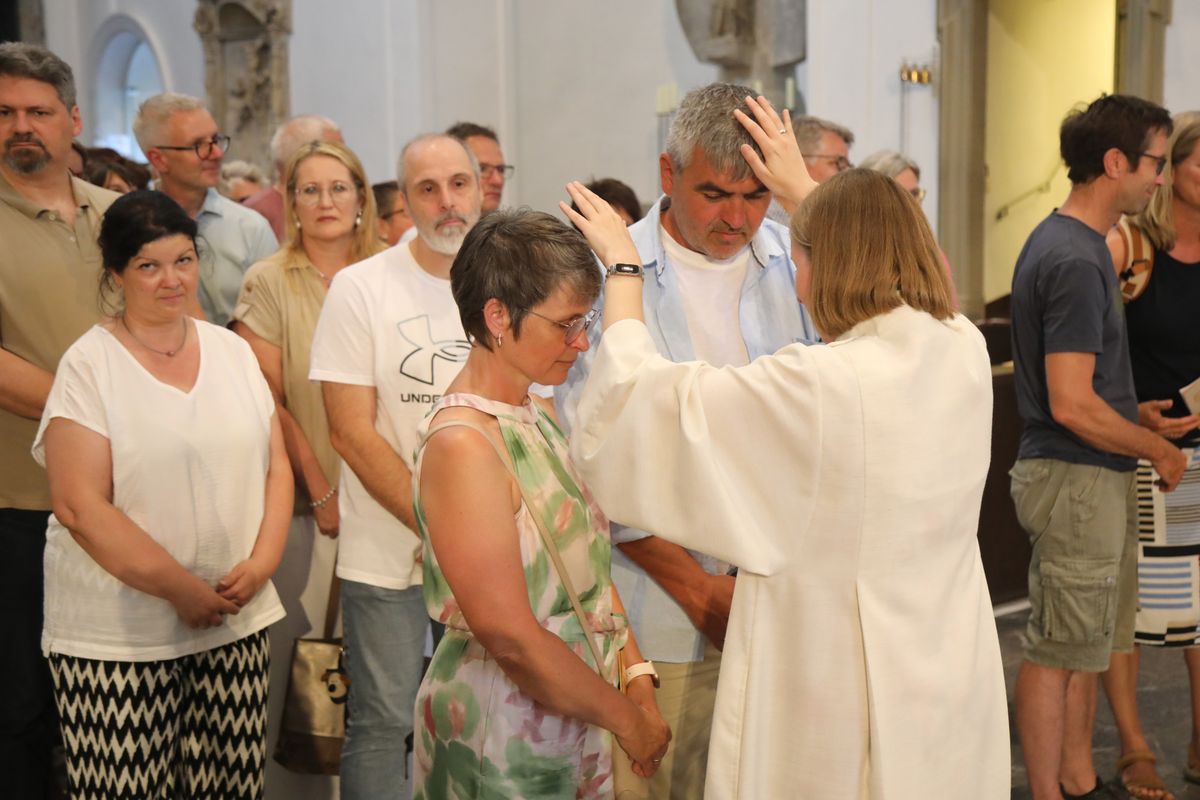Mit rund 1000 Eheleuten, die in diesem Jahr Silberhochzeit haben, feierte Bischof Dr. Franz Jung am Freitagabend, 4. Juli 2025, einen Pontifikalgottesdienst im Kiliansdom. Im Anschluss erteilten er, Weihbischof Paul Reder sowie weitere Seelsorgerinnen und Seelsorger den Paaren einzeln den Segen.
