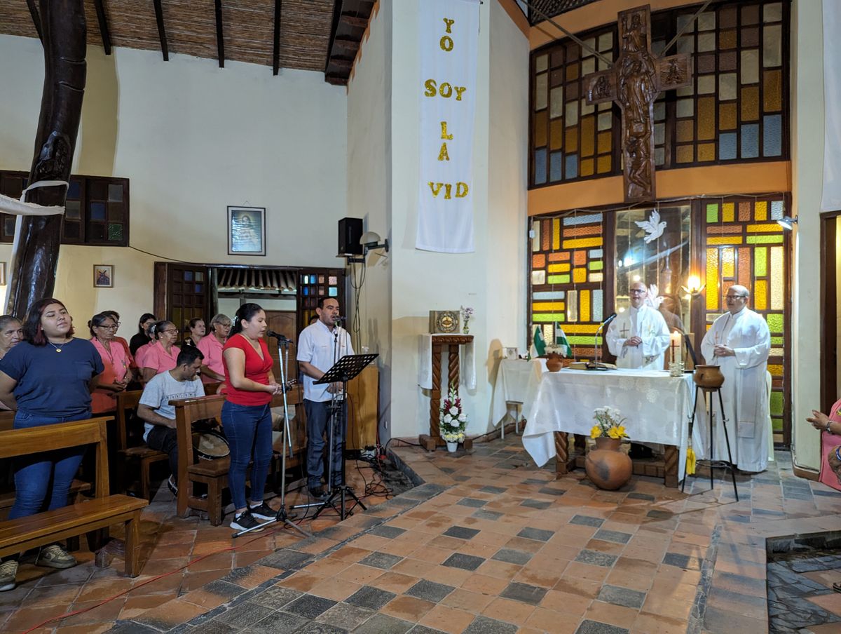 Bischof Dr. Franz Jung (links) und Pfarrer Christian Müssig bei einem Gottesdienst mit einer Basisgemeinde.