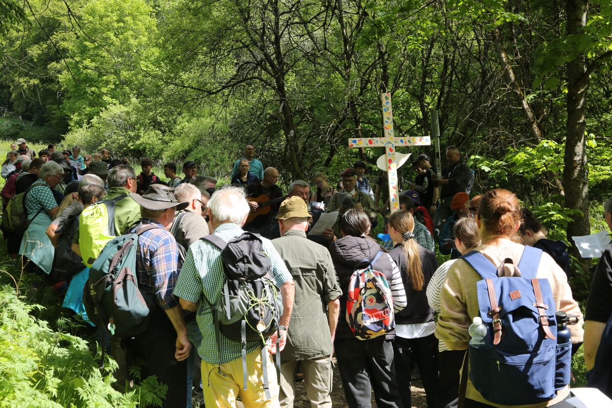 Fast 400 Gläubige haben an der Ökumenischen Kreuzbergwallfahrt mit Bischof Jung und Regionalbischöfin Bornowski teilgenommen.  Fast 400 Gläubige haben an der Ökumenischen Kreuzbergwallfahrt mit Bischof Jung und Regionalbischöfin Bornowski teilgenommen.