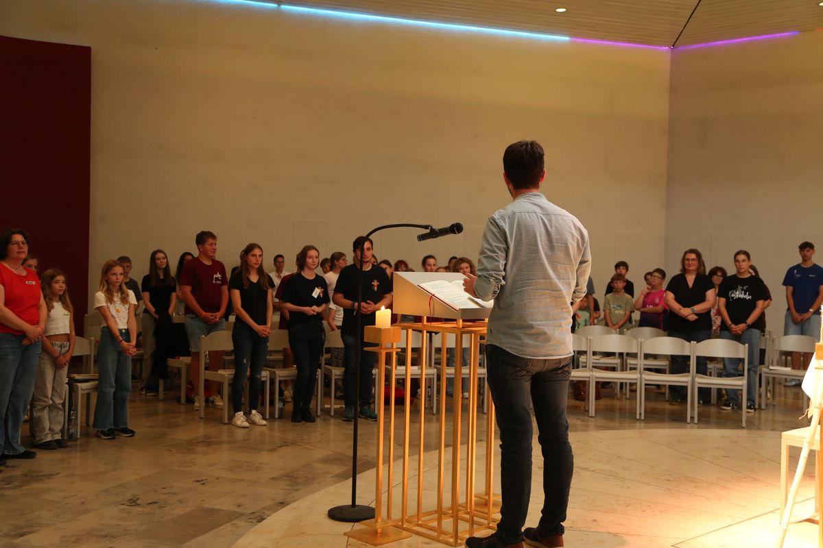 Am Tag der Jugend hat Weihbischof Paul Reder im Anschluss an ein buntes Workshop-Programm einen Kiliani-Gottesdienst mit den Jugendlichen im Kilianeum in Würzburg gefeiert.