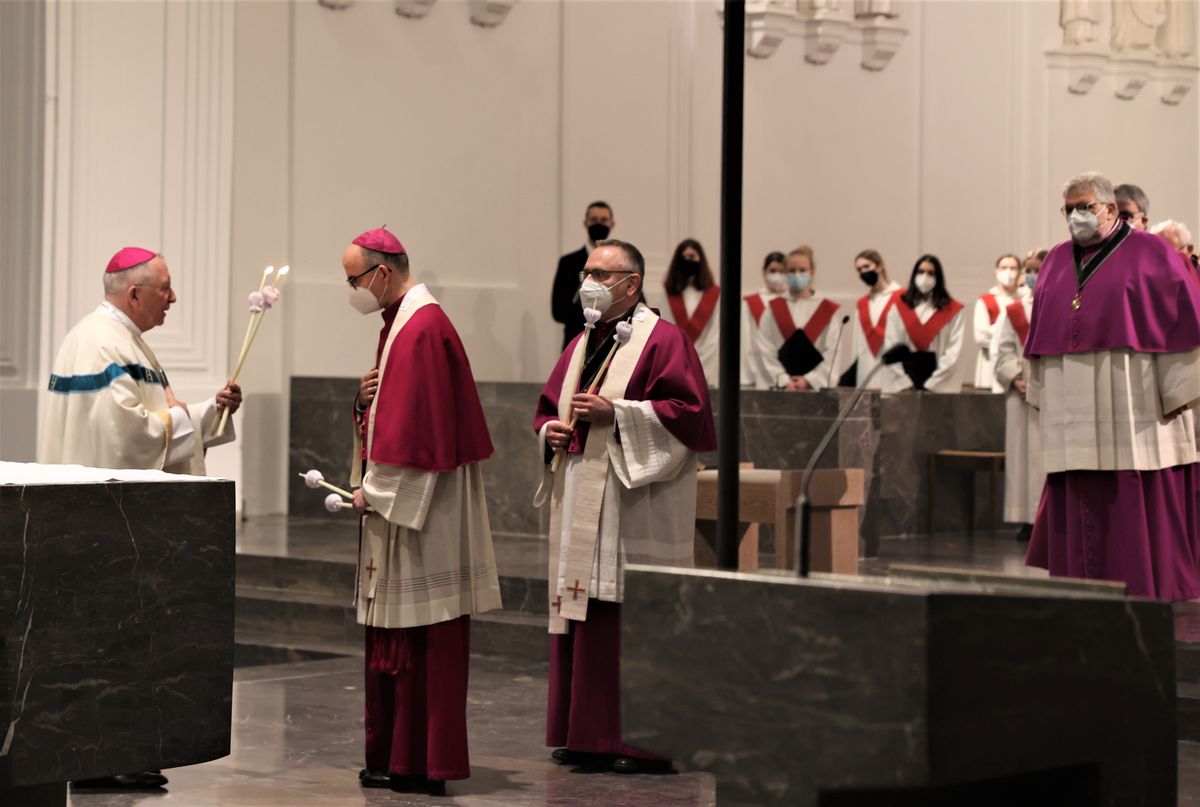 Weihbischof Ulrich Boom erteilte Bischof Dr. Franz Jung den Blasiussegen. Weihbischof Ulrich Boom erteilte Bischof Dr. Franz Jung den Blasiussegen.