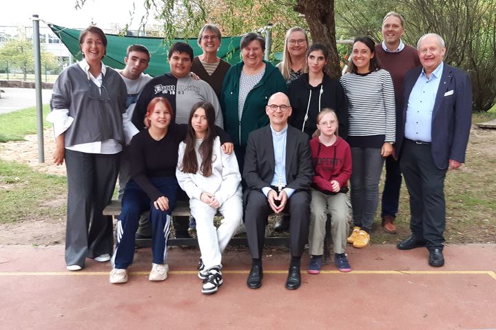 Bischof Dr. Franz Jung mit Firmlingen, dem Team der Religionslehrerinnen, Schulleiterin Andrea Schreck (links) sowie Pastoralreferent Holger Oberle-Wiesli (2. von rechts) und Domkapitular Albin Krämer (rechts).