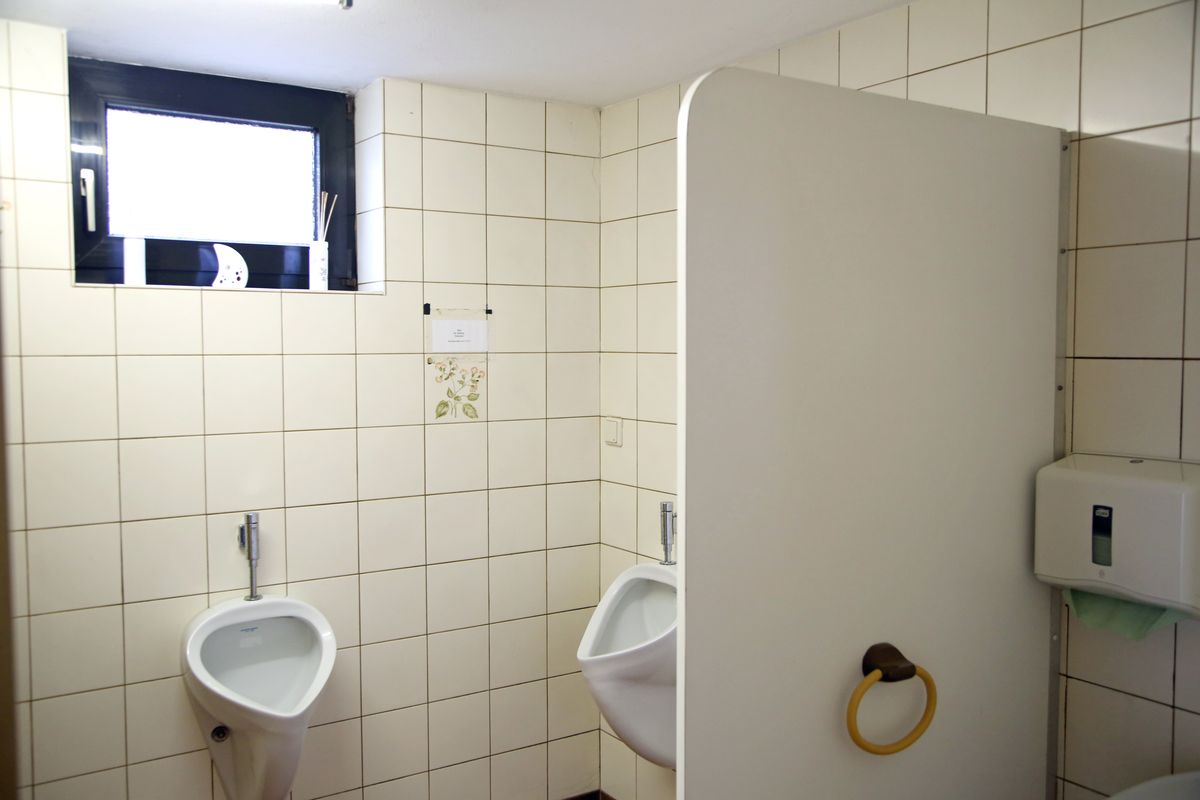 Die Sanitäranlagen des Pfarrheim stammen noch aus den 1970er Jahren. Die Sanitäranlagen des Pfarrheim stammen noch aus den 1970er Jahren.