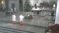 Gemeinsam mit Bischof Dr. Franz Jung (Mitte) standen am Silvestertag Bischof em. Dr. Friedhelm Hofmann (links) und Generalvikar Dr. Jürgen Vorndran am Altar. Der Gottesdienst wurde live auf TV Mainfranken sowie im Internet übertragen.