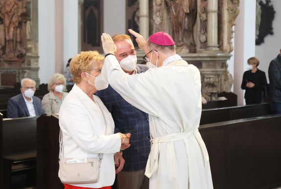 2721/0648 Gottesdienst für Ehejubilare mit Bischof Jung am 2. Juli 2021_28495 Bischof Dr. Franz Jung feierte am 2. Juli 2021 einen Dankgottesdienst im Kiliansdom mit Ehepaaren, die goldenes, diamantenes oder eisernes Ehejubiläum feiern.