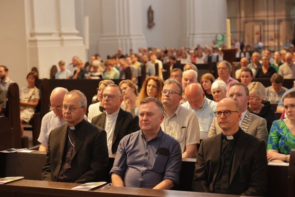 Die Junge Domkantorei unter der Leitung von Domkapellmeister Alexander Rüth gestaltete am Samstagabend, 5. Juli, das Musikalische Abendgebet im Neumünster zur Einstimmung auf die Kiliani-Wallfahrtswoche 2025. Daran nahmen unter anderem (von links) Bischof Martin Hayes, Bischof von Kilmore, Pfarrer Paul Prior, Pfarrer von Kilians Geburtsort Mullagh, und Bischof Dr. Franz Jung teil.