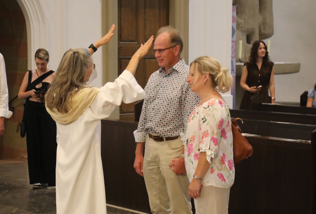 Mit rund 1000 Eheleuten, die in diesem Jahr Silberhochzeit haben, feierte Bischof Dr. Franz Jung am Freitagabend, 4. Juli 2025, einen Pontifikalgottesdienst im Kiliansdom. Im Anschluss erteilten er, Weihbischof Paul Reder sowie weitere Seelsorgerinnen und Seelsorger den Paaren einzeln den Segen.