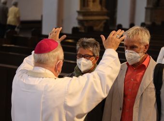 Im Anschluss an den Ehejubilarsgottesdienst mit Weihbischof Ulrich Boom am Freitagvormittag, 2. Juli, konnten sich die Paare von ihm und weiteren Priestern und Diakonen segnen lassen.