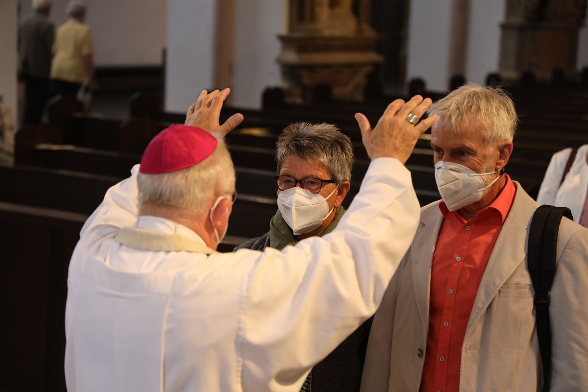 2721/0646 Ehejubilare Freitag, 2- Juli vormittags WB Boom_28486 Im Anschluss an den Ehejubilarsgottesdienst mit Weihbischof Ulrich Boom am Freitagvormittag, 2. Juli, konnten sich die Paare von ihm und weiteren Priestern und Diakonen segnen lassen.