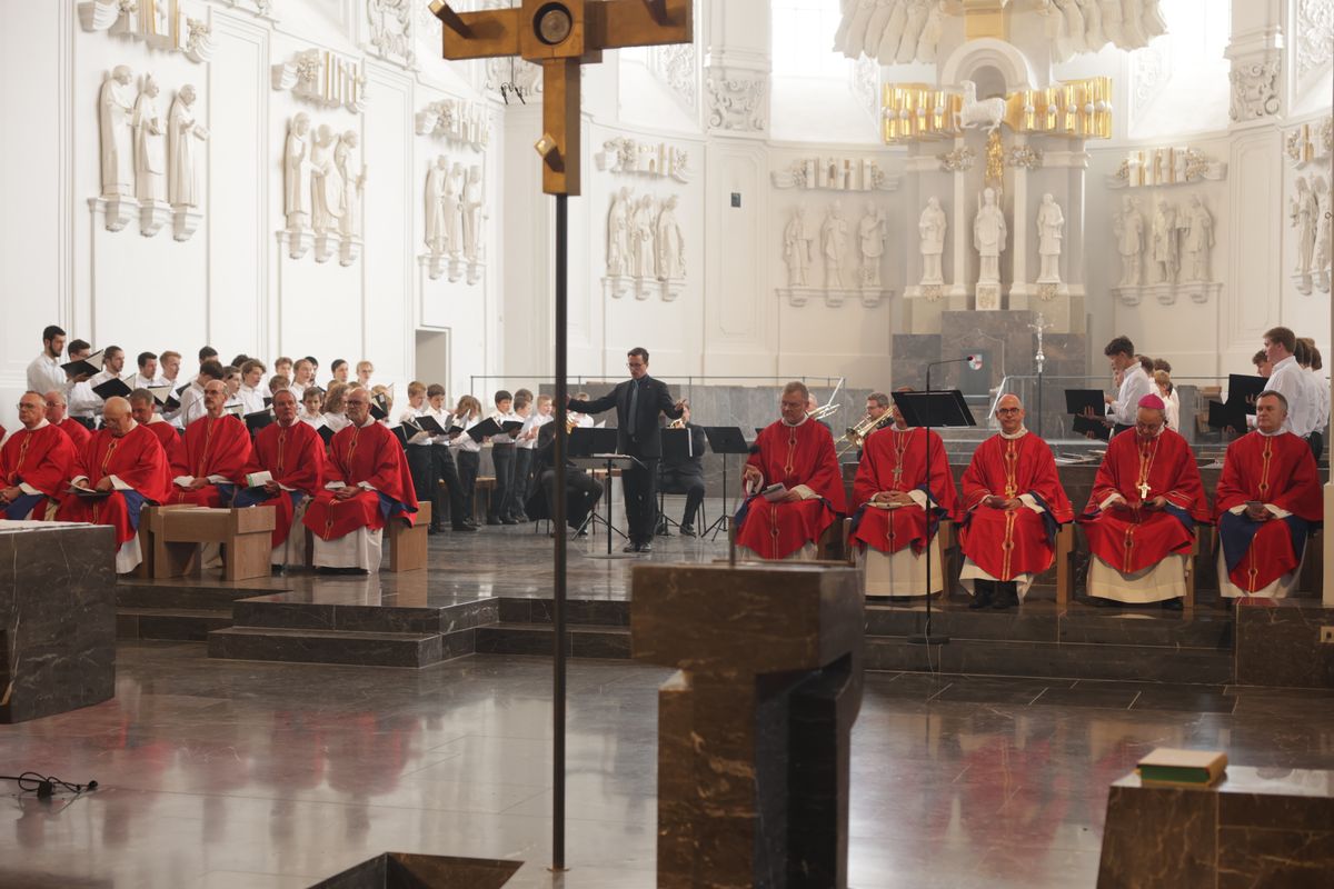 Mit einer Reliquienprozession von Sankt Burkard über die Alte Mainbrücke und einem Pontifikalgottesdienst im Kiliansdom ist am Sonntag, 6. Juli, die Kiliani-Wallfahrtswoche 2025 eröffnet worden.