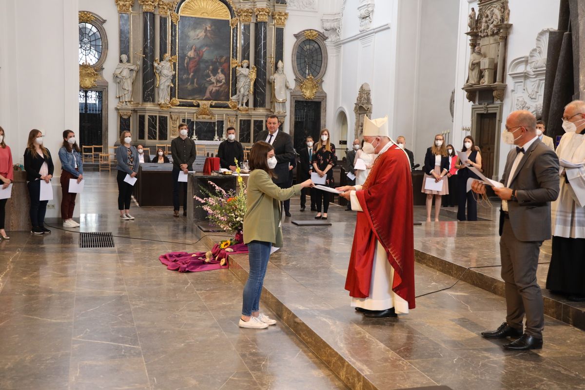 Weihbischof Ulrich Boom hat im Auftrag von Bischof Dr. Franz Jung 33 Frauen und sieben Männern am Freitagabend, 9. Juli, im Kiliansdom die Missio canonica verliehen.