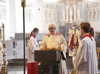 Mit rund 110 Ehepaaren aus der ganzen Diözese hat Weihbischof Ulrich Boom am Mittwochnachmittag, 23. Juni, einen Pontifikalgottesdienst gefeiert. Eingeladen waren Ehejubilare, die in den Jahren 2020 und 2021 auf 50, 60 oder 65 gemeinsame Jahre zurückblicken.