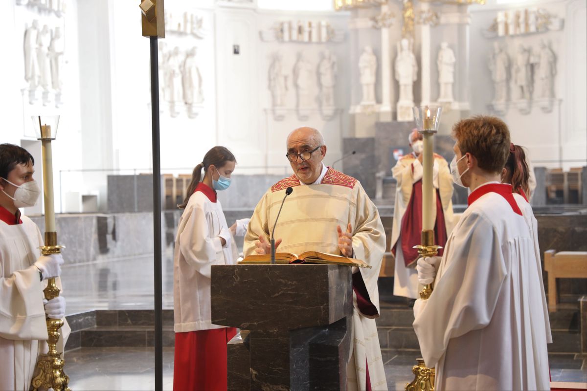 Mit rund 110 Ehepaaren aus der ganzen Diözese hat Weihbischof Ulrich Boom am Mittwochnachmittag, 23. Juni, einen Pontifikalgottesdienst gefeiert. Eingeladen waren Ehejubilare, die in den Jahren 2020 und 2021 auf 50, 60 oder 65 gemeinsame Jahre zurückblicken.