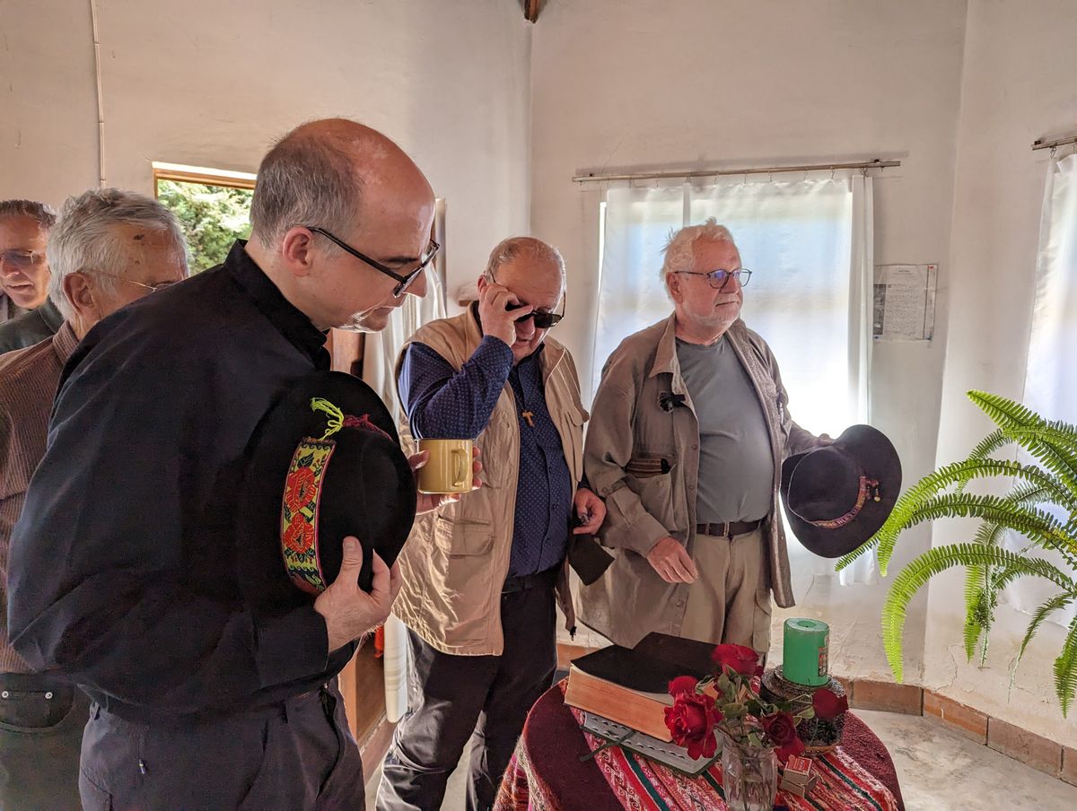 Alejo Gerling zeigt Bischof Dr. Franz Jung (vorne) seine Kapelle in Aramasi.