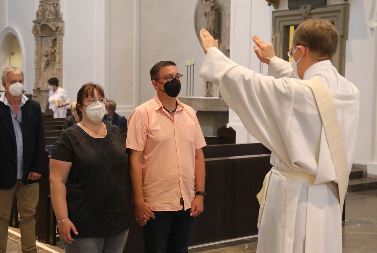 2621/0613 Gottesdienst für Ehejubilare Generalvikar Dr. Vorndran am Freitag, 25. Juni 2021_27680 Generalvikar Dr. Jürgen Vorndran feierte am Freitagabend, 25. Juni, einen Dankgottesdienst mit Ehepaaren, die seit 25 Jahren verheiratet sind. Anschließend spendeten der Generalvikar sowie weitere Priester und Diakone den Jubilaren mit Abstand den Segen.