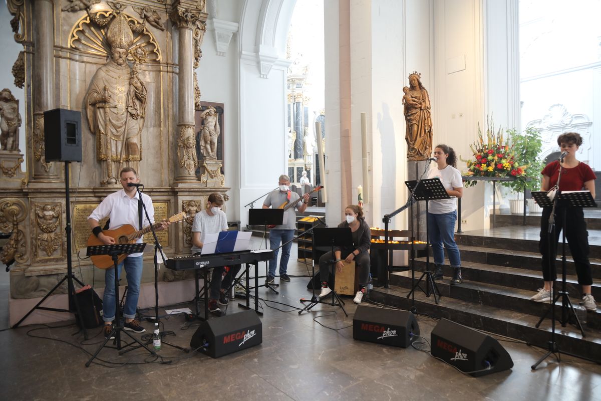 2721/0661 Ministranten-Gottesdienst_28689 Weihbischof Ulrich Boom hat anlässlich der Kiliani-Wallfahrtswoche mit den Ministranten einen Gottesdienst im Würzburger Dom gefeiert.