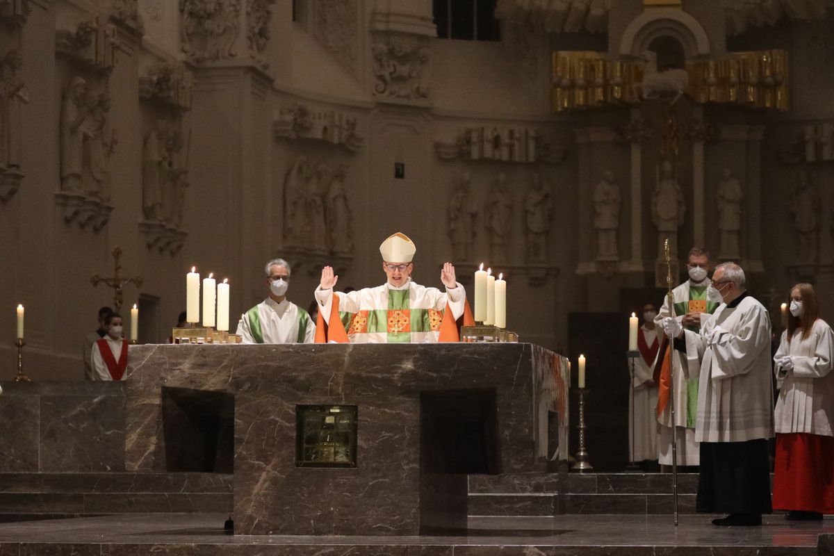 Bischof Dr. Franz Jung feierte am Samstagabend, 3. April, im Würzburger Kiliansdom die Osternacht, die "Mutter aller Vigilien".  