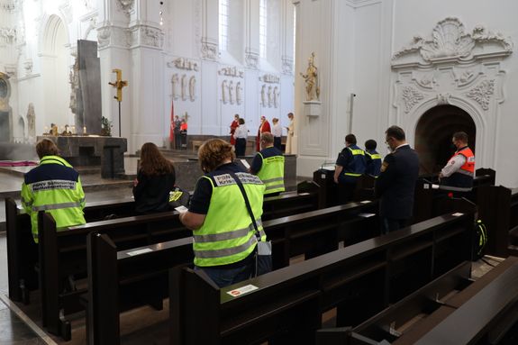 2821/0668 Blaulichtgottesdienst_28768 Am Mittwochabend, 7. Juli, gab es die Kiliani-Wort-Gottes-Feier mit Weihbischof Ulrich Boom für Polizei, Feuerwehr, Technisches Hilfswerk, Rettungsdienste und Notfallseelsorge im Kiliansdom.
