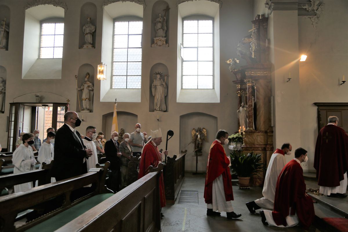 Weihbischof Ulrich Boom feierte am Donnerstagabend ein Pontifikalamt in der Pfarrkirche Sankt Michael in Zeil am Main.