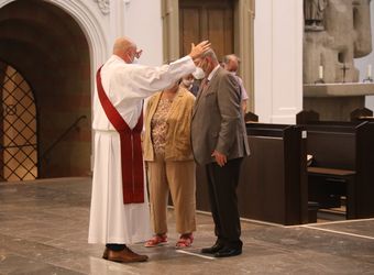 Generalvikar Dr. Jürgen Vorndran feierte am Dienstagabend, 29. Juni, einen Dankgottesdienst mit Ehejubilaren, die 2020 oder 2021 silberne Hochzeit feiern. Im Anschluss hatten die Ehepaare Gelegenheit, sich segnen zu lassen.