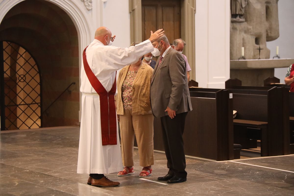 Generalvikar Dr. Jürgen Vorndran feierte am Dienstagabend, 29. Juni, einen Dankgottesdienst mit Ehejubilaren, die 2020 oder 2021 silberne Hochzeit feiern. Im Anschluss hatten die Ehepaare Gelegenheit, sich segnen zu lassen.