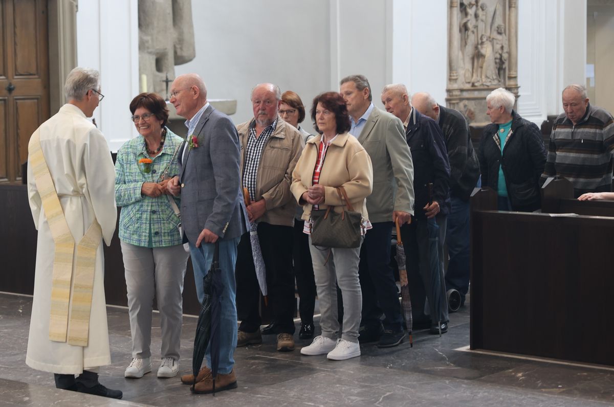 Seelsorgerinnen und Seelsorger spendeten nach dem Gottesdienst den Jubelpaaren individuell den Segen. 