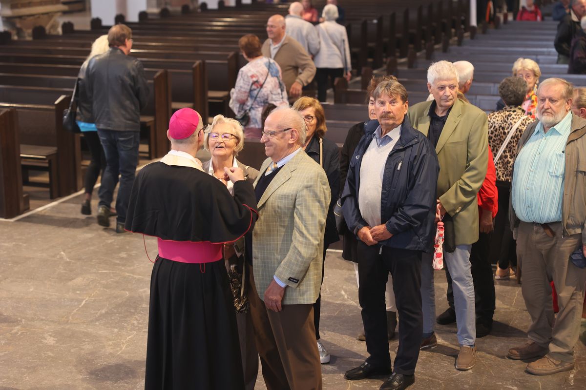 Seelsorgerinnen und Seelsorger spendeten nach dem Gottesdienst den Jubelpaaren individuell den Segen. 