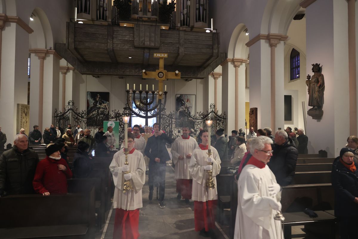 Mit einer Prozession vom Neumünster zum Kiliansdom und einer Pontifikalmesse hat Bischof Dr. Franz Jung am Dienstag, 31. Dezember, in Würzburg für das Bistum das Heilige Jahr eröffnet. Es steht unter dem Motto "Pilger der Hoffnung". 