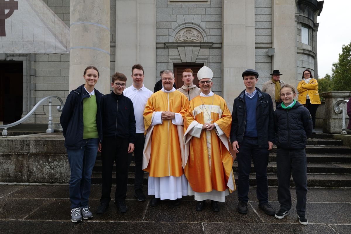 Bischof Dr. Franz Jung feierte am Sonntag, 6. Oktober, einen Gottesdienst zum Abschluss der Irlandwallfahrt mit den Reliquien der Frankenapostel in der Kathedrale von Cavan. Im Anschluss wurde der Schrein mit den Häuptern der Märtyrer für den Rücktransport nach Würzburg sicher verpackt.