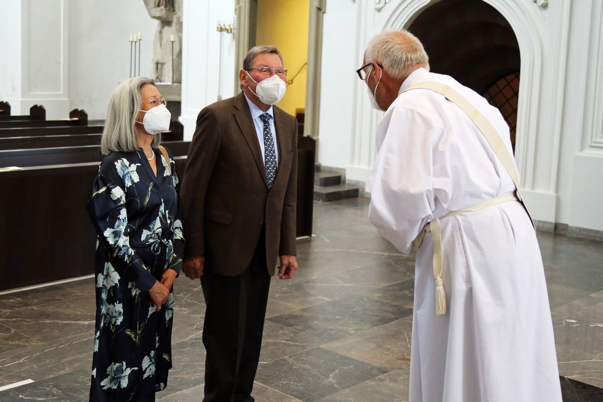 	 Weihbischof Ulrich Boom feierte am Mittwochnachmittag, 30. Juni, einen Gottesdienst für Ehepaare, die 2020 oder 2021 ihr goldenes, diamantenes oder eisernes Ehejubiläum hatten. Im Anschluss konnten sich die Paare segnen lassen.