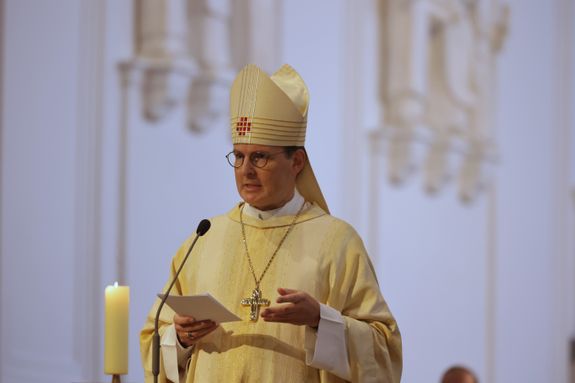 Bei einem Pontifikalgottesdienst am Samstag, 27. September, weihte Weihbischof Paul Reder drei Männer im Würzburger Kiliansdom zu Diakonen.