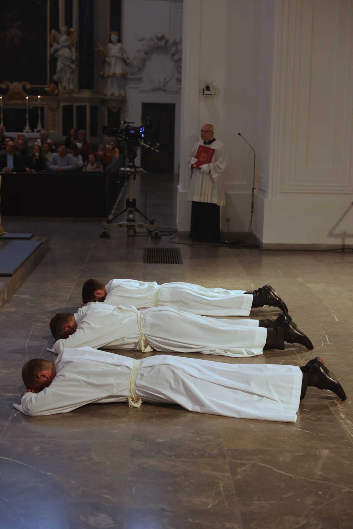 Bei einem Pontifikalgottesdienst am Samstag, 27. September, weihte Weihbischof Paul Reder drei Männer im Würzburger Kiliansdom zu Diakonen.