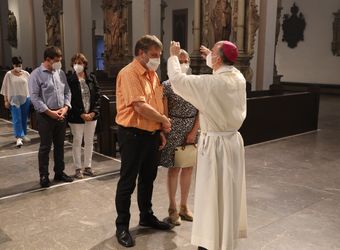 Bischof Dr. Franz Jung feierte am Mittwochabend, 23. Juni, einen Gottesdienst für Ehepaare, die 2021 oder 2021 auf 25 gemeinsame Jahre zurückblicken. Im Anschluss konnten sich die Paare segnen lassen.