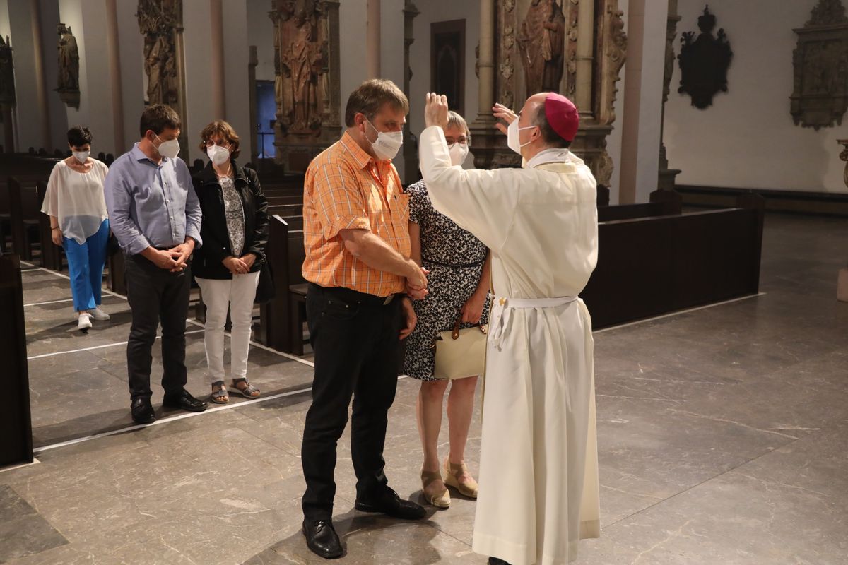 Bischof Dr. Franz Jung feierte am Mittwochabend, 23. Juni, einen Gottesdienst für Ehepaare, die 2021 oder 2021 auf 25 gemeinsame Jahre zurückblicken. Im Anschluss konnten sich die Paare segnen lassen.