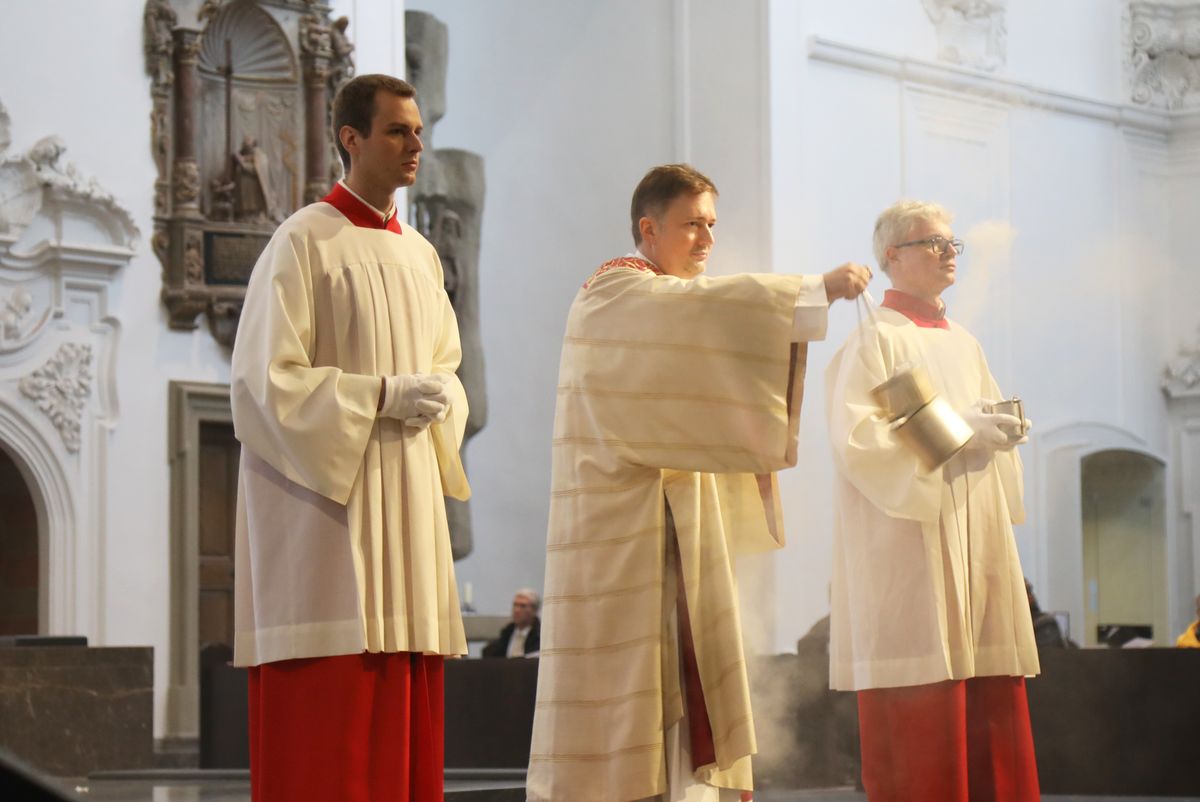 Bei einem Pontifikalgottesdienst am Samstag, 17. Oktober, hat Weihbischof Ulrich Boom im Würzburger Kiliansdom Uwe Becker zum Ständigen Diakon geweiht.