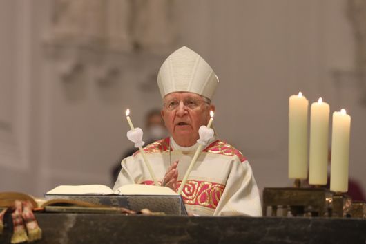 Weihbischof Ulrich Boom spendete vom Altar aus den allgemeinen Blasiussegen.
