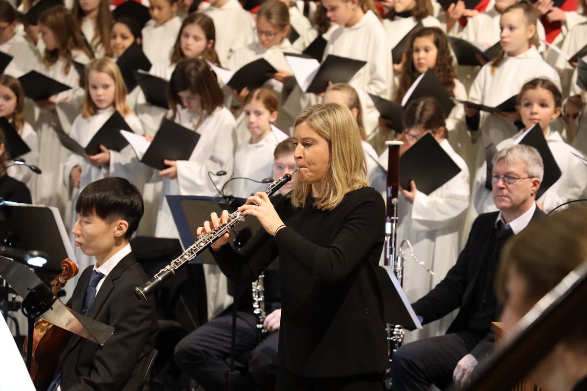 "Weihnachten traditionell" war das Konzert der Mädchenkantorei am Würzburger Dom und des Orchesters Camerata Würzburg unter der Leitung von Domkantor Alexander Rüth am dritten Adventssonntag, 15. Dezember, überschrieben.  "Weihnachten traditionell" war das Konzert der Mädchenkantorei am Würzburger Dom und des Orchesters Camerata Würzburg unter der Leitung von Domkantor Alexander Rüth am dritten Adventssonntag, 15. Dezember, überschrieben.