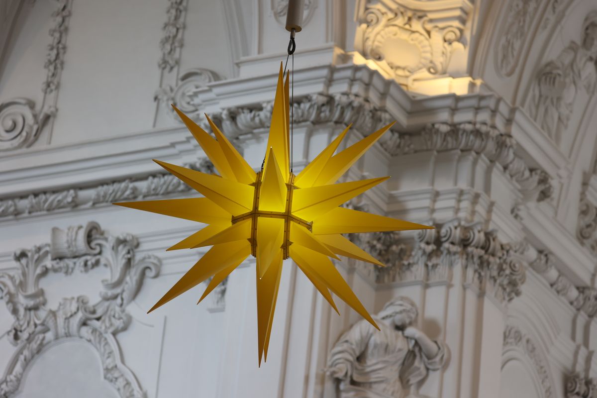 Mit mehr als 400 Ehepaaren, die seit 50, 60, 65 oder 70 Jahren verheiratet sind, hat Weihbischof em. Ulrich Boom am Donnerstagvormittag, 4. Juli, im Würzburger Kiliansdom einen Pontifikalgottesdienst gefeiert.