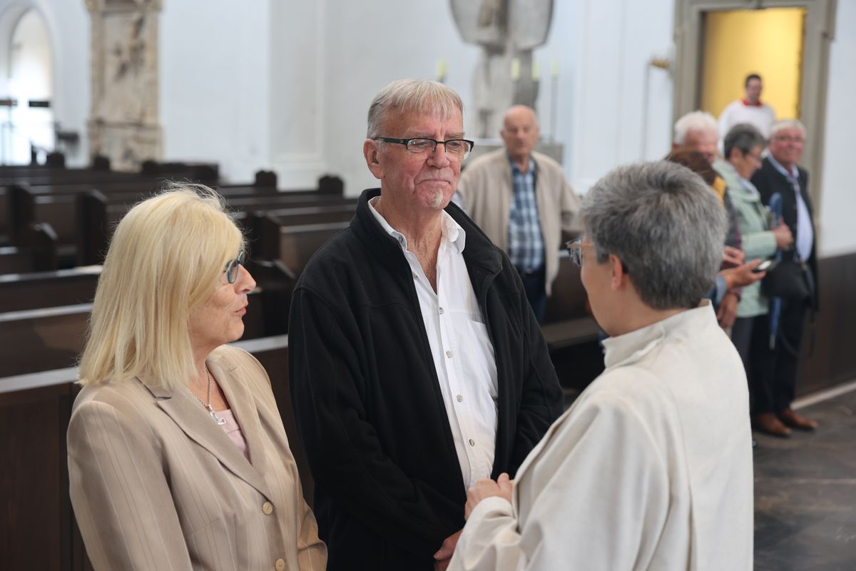 Seelsorgerinnen und Seelsorger spendeten nach dem Gottesdienst den Jubelpaaren individuell den Segen. 