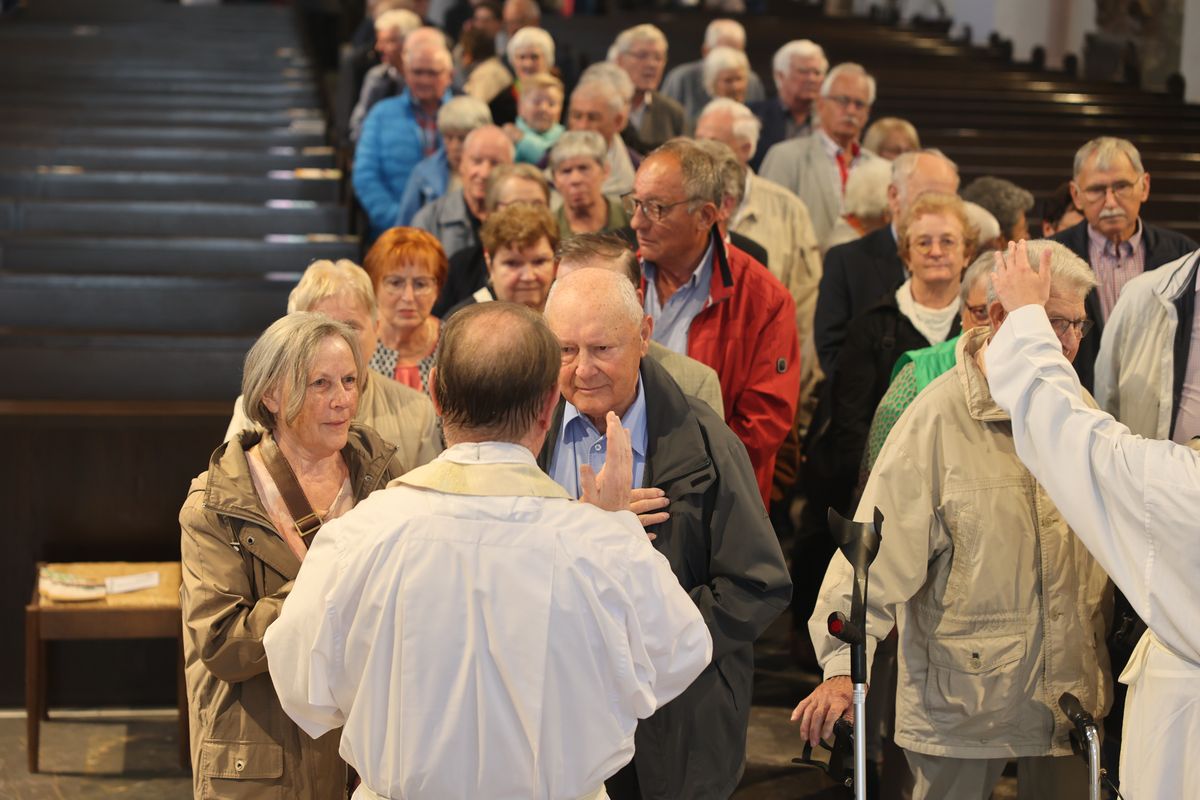 Seelsorgerinnen und Seelsorger spendeten nach dem Gottesdienst den Jubelpaaren individuell den Segen. 
