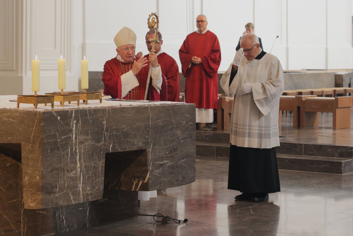 Weihbischof em. Ulrich Boom feierte am Mittwoch, 9. Juli, einen Kiliani-Wallfahrtsgottesdienst mit Gläubigen aus der Region Main-Rhön. Eine Begegnung auf dem Kiliansplatz schloss sich an. 